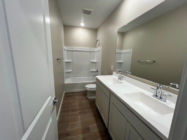 Lot 202 | Hall Bathroom | Fremont | Bentridge – Peak Series | New Homes in Buckeye, AZ | Landsea Homes
