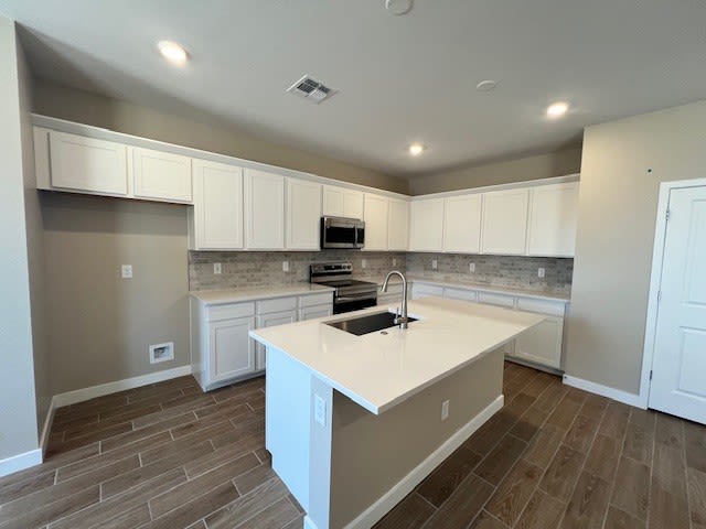 Lot 202 | Kitchen | Fremont | Bentridge – Peak Series | New Homes in Buckeye, AZ | Landsea Homes
