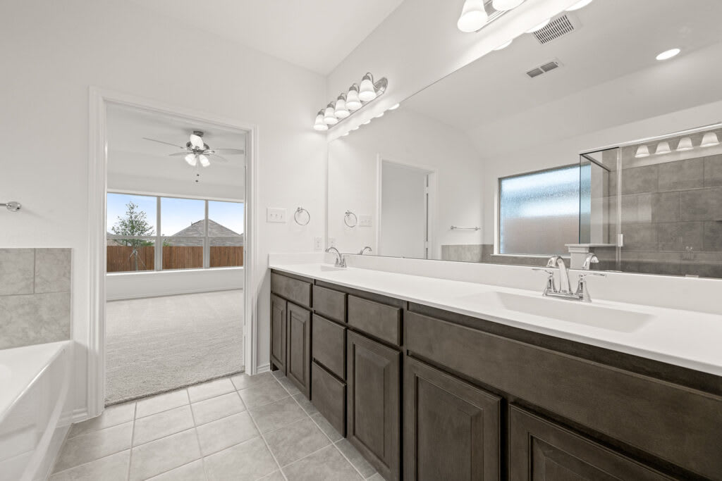 Bathroom | 919 Madeline Lane | Chisholm HIlls | New Homes in Cleburne, TX by Landsea Homes